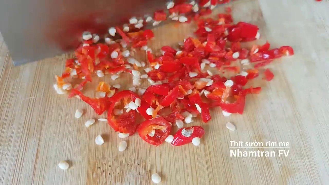 Thịt sườn và mề được rim với sốt sánh bóng, thấm đều gia vị.