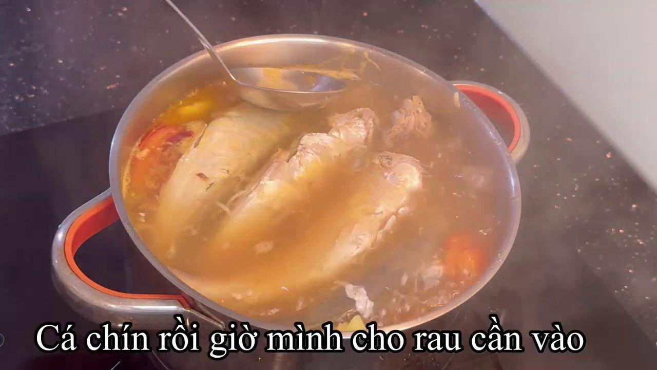 Cho cá nục vào nồi canh cuối cùng và đun nhẹ nhàng để cá chín tới, giữ nguyên hình dáng.