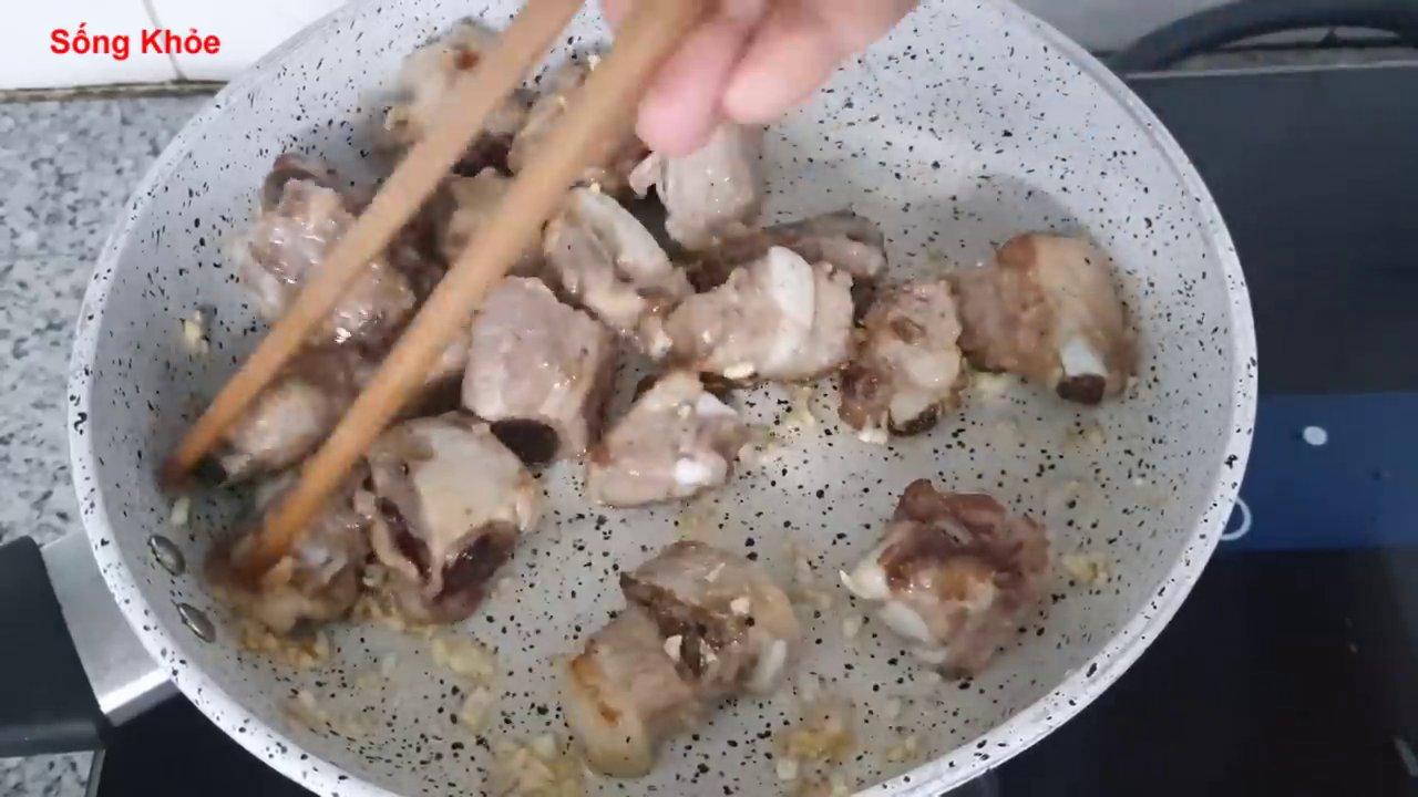 Xào sườn với hỗn hợp sốt chua ngọt trên lửa nhỏ, giúp nước sốt thấm đều và sánh lại.