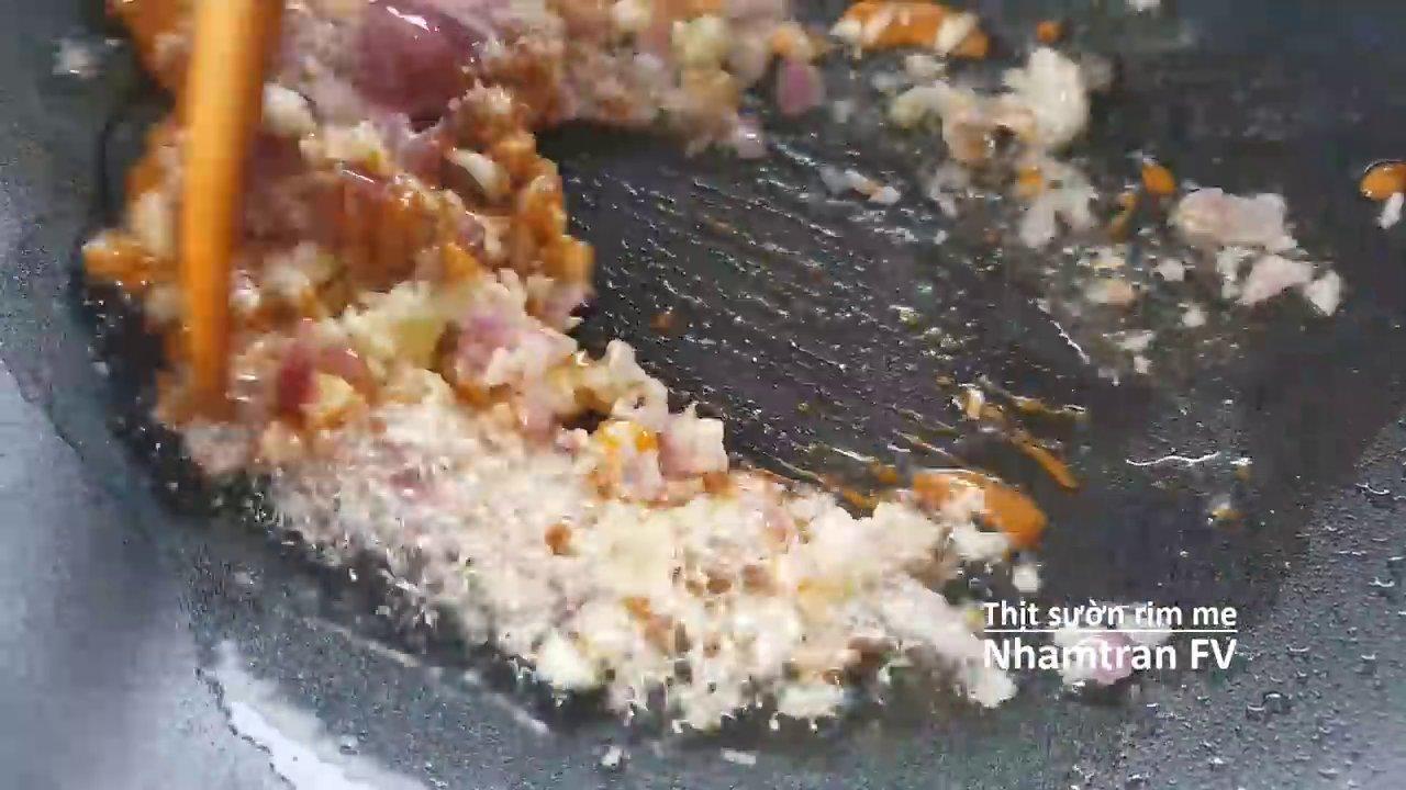 Thịt sườn được rim nhỏ lửa đến khi nước cạn sánh, thịt thấm đều gia vị và có màu nâu bóng hấp dẫn.