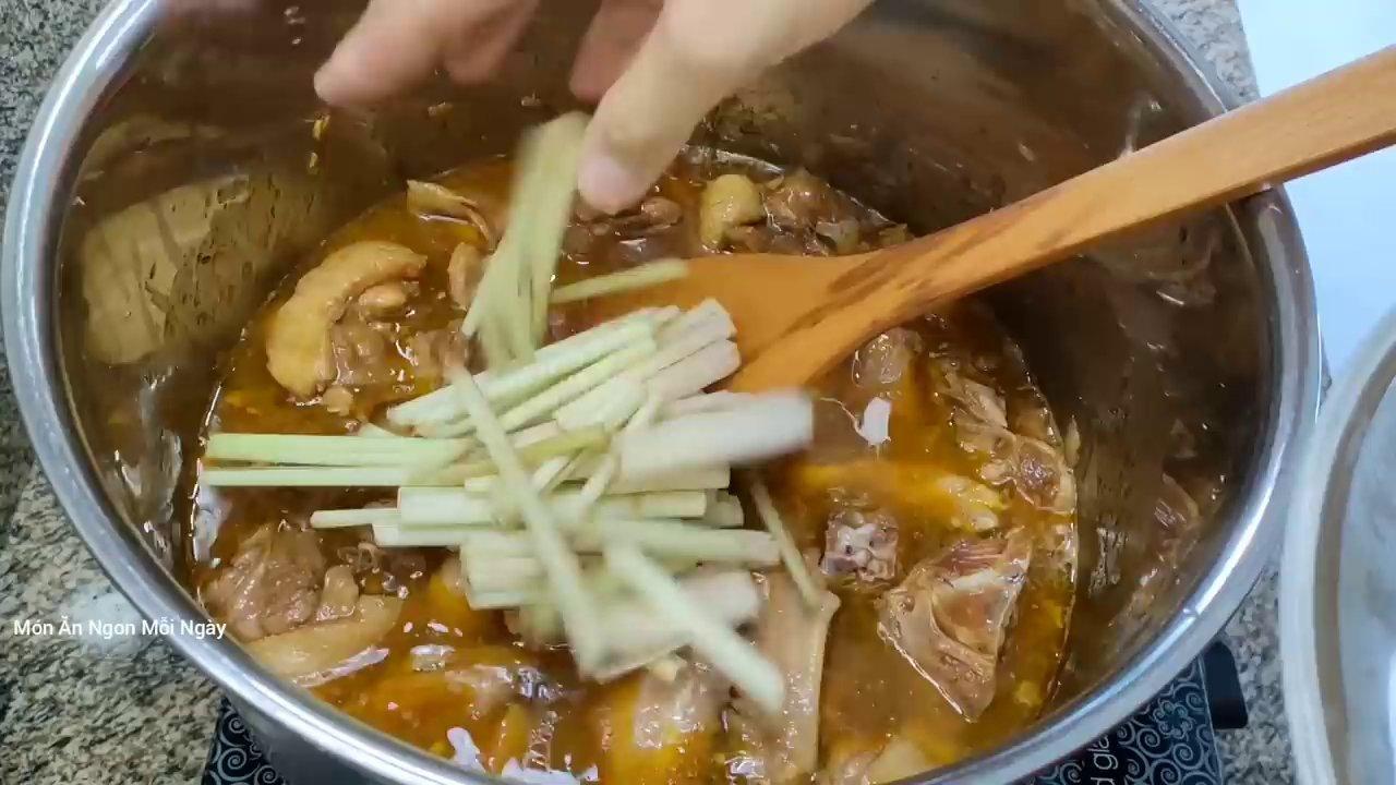 Cho hành tây vào sau cùng để giữ được độ giòn ngọt, tạo điểm nhấn cho món ăn.