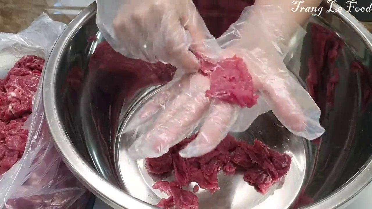 Xếp bò lên trên lớp hành tây để tạo hình đẹp mắt và giữ đĩa khô ráo.