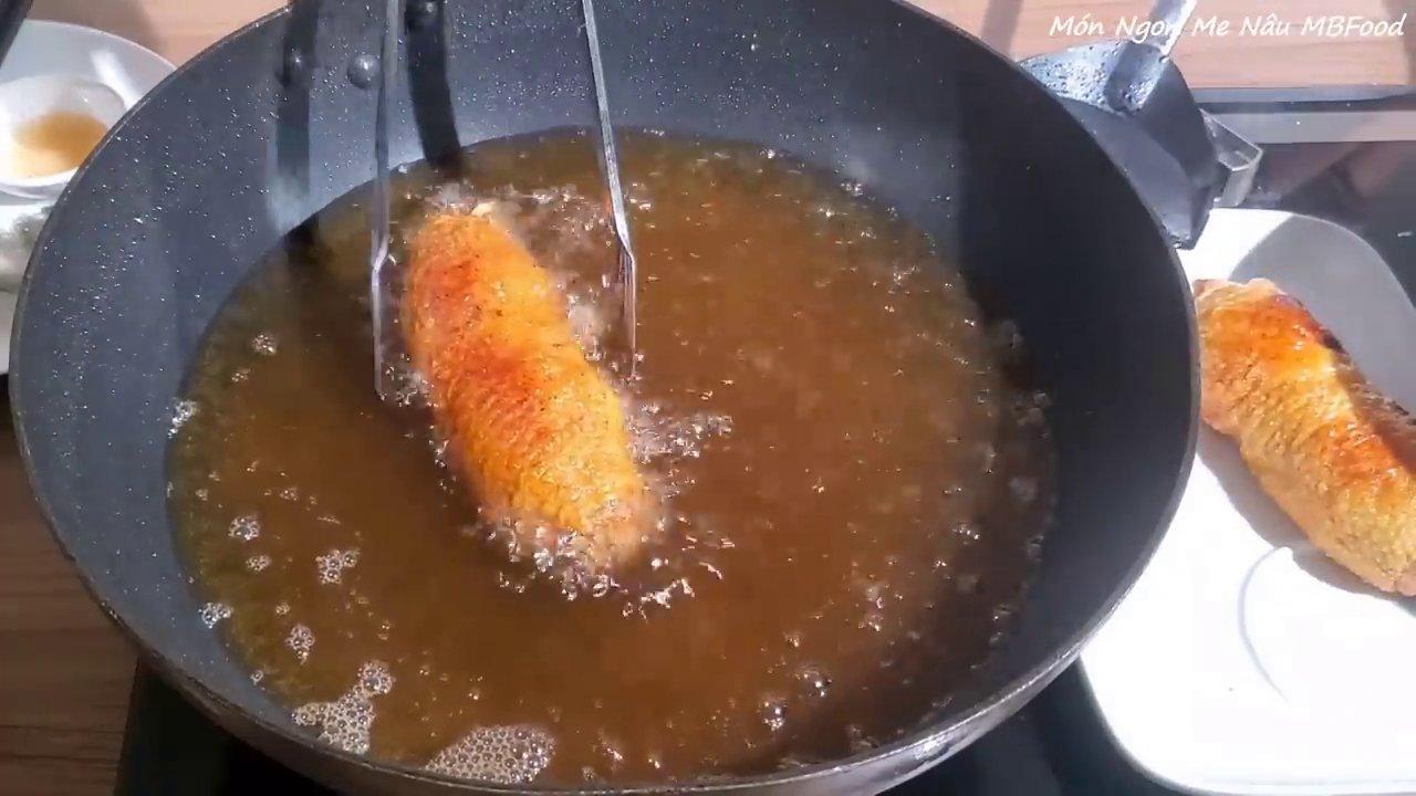 Những lát gà vàng giòn được chiên đều hai mặt, lớp da căng bóng hứa hẹn độ giòn tan.