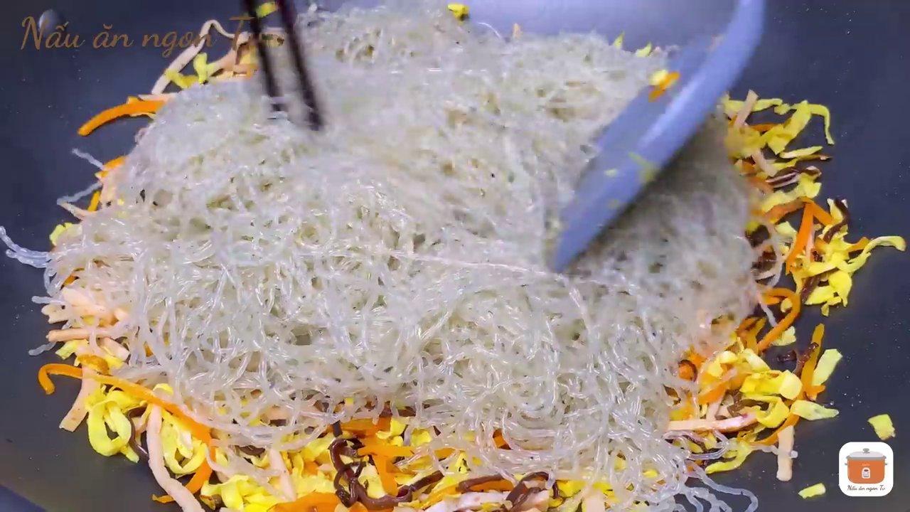 Kết hợp miến đã xào với rau củ và trộn đều trên lửa nhỏ.