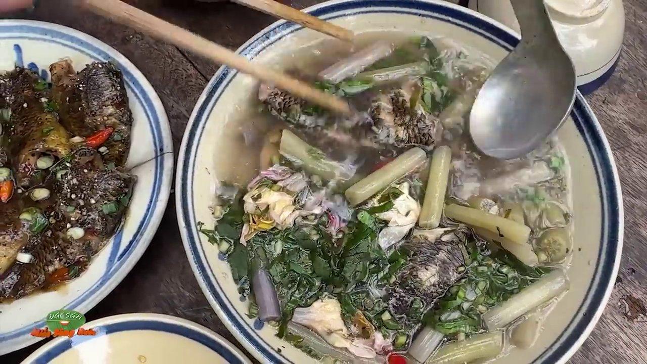 Gánh hàng rau ở chợ quê với đủ loại rau thơm, rau luộc xanh mướt.