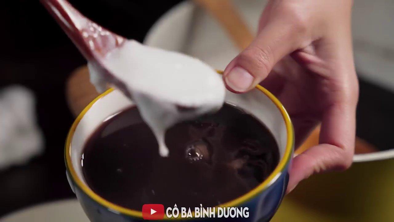 Chén chè đậu đen hoàn chỉnh với nước cốt dừa béo thơm và trân châu dai ngon.