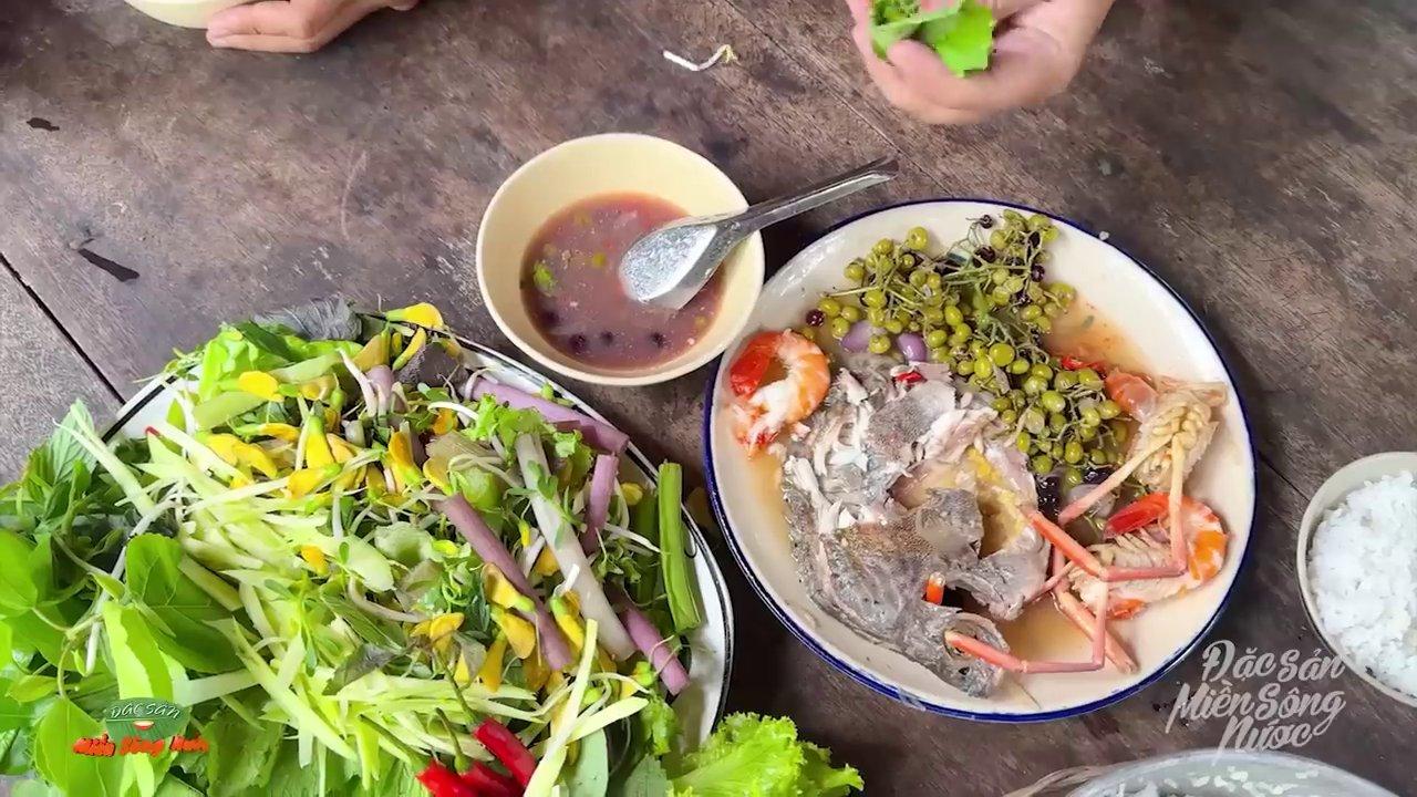 Một rổ cá sặc rằn tươi rói, còn nguyên vảy lấp lánh.