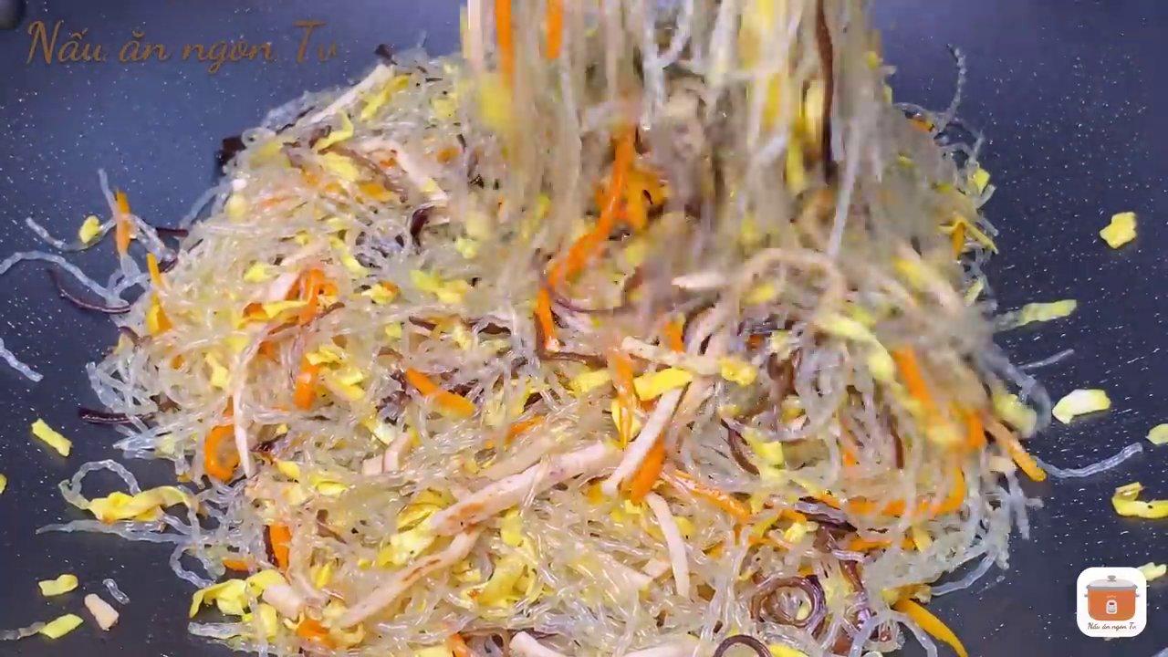 Đĩa miến xào thập cẩm hoàn chỉnh với sợi miến tơi mềm, nguyên liệu đầy đủ và rắc hành phi thơm lừng.