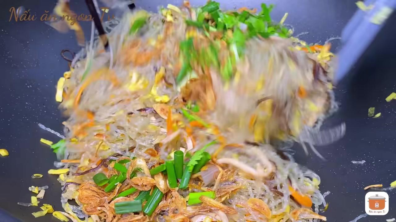 Thành phẩm miến xào thập cẩm sợi tơi, màu sắc hài hòa và hấp dẫn.
