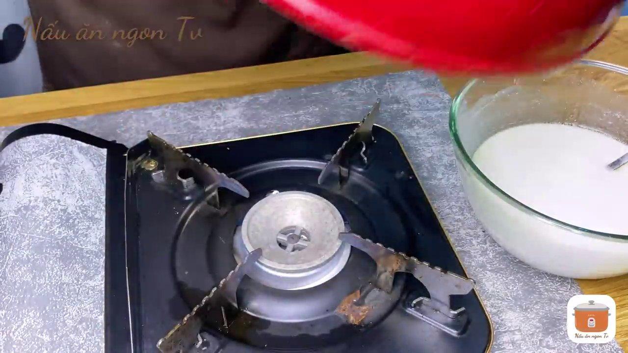 Thao tác nghiêng chảo để bột lan đều, tạo lớp vỏ bánh mỏng và tròn.