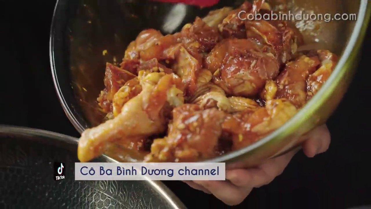 Xào gà với gia vị cho thấm đều và dậy mùi thơm đặc trưng.