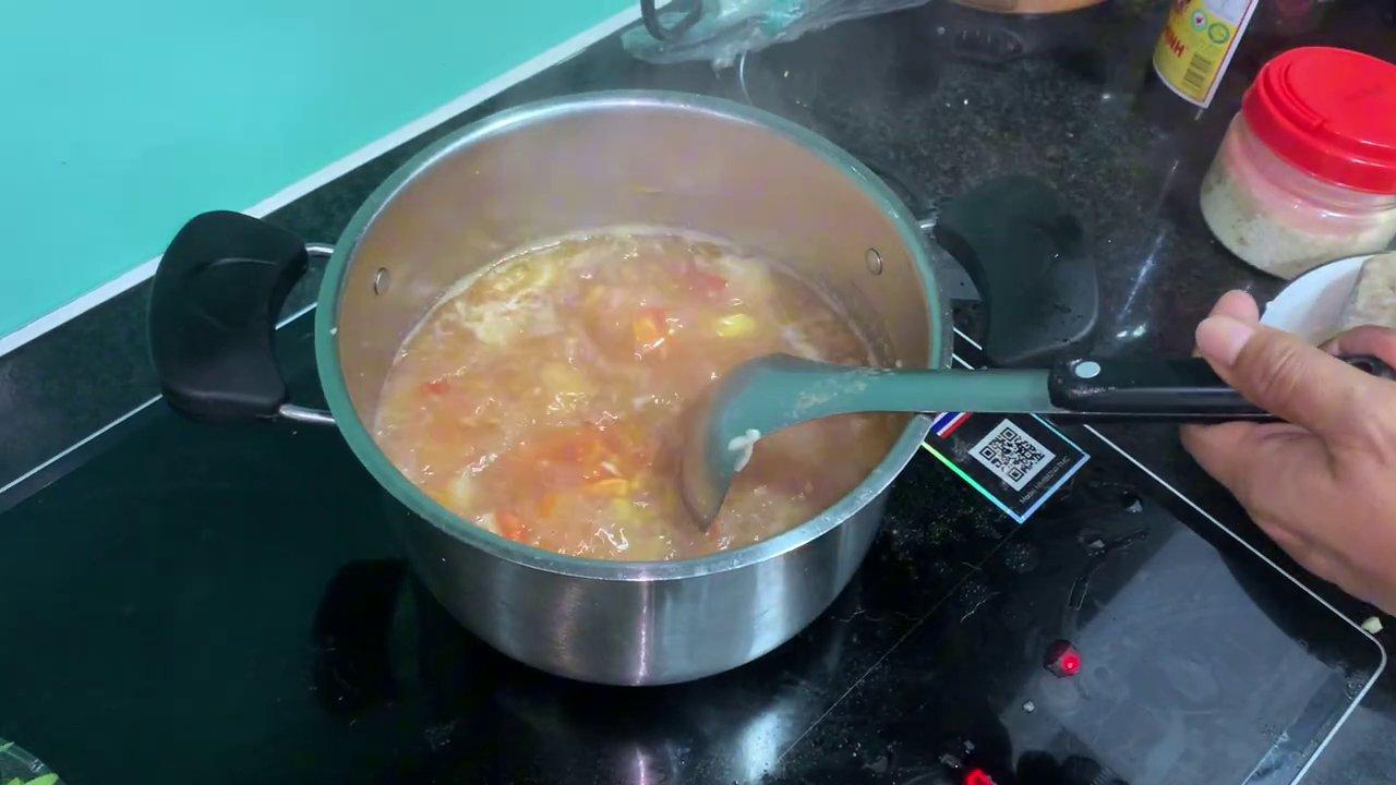 Nồi canh chua hoàn thiện với màu sắc bắt mắt từ cà chua, vị chua thanh của me, vị ngọt của cá và dứa, cùng hương thơm đặc trưng của rau om.