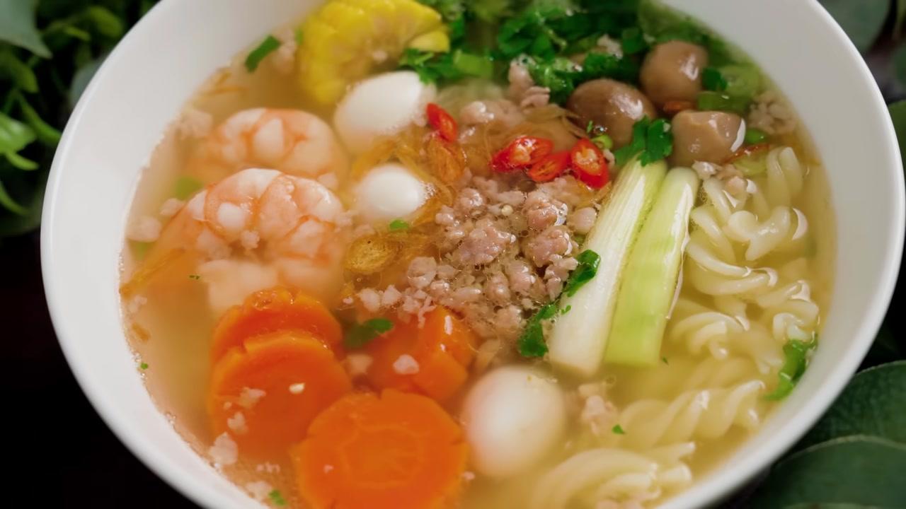 Nui được luộc chín tới, sau đó xả qua nước lạnh để giữ độ dai và không bị dính.