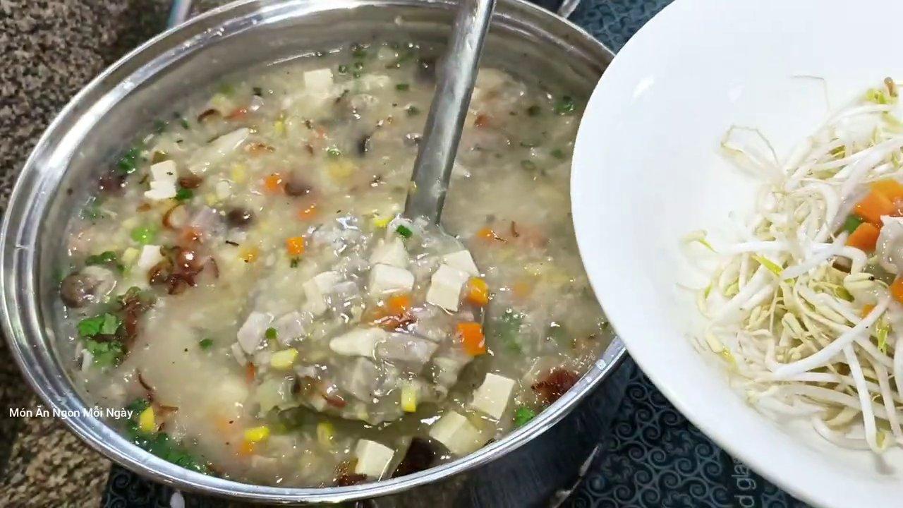 Tô cháo chay thập cẩm nóng hổi, thơm phức với đầy đủ rau củ, nấm và đậu hủ, được rắc thêm hành ngò.