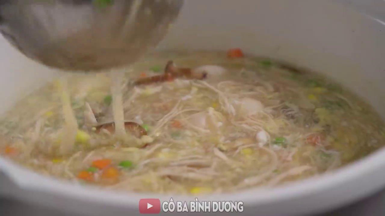 Nồi súp cua hoàn chỉnh với màu sắc bắt mắt và hương thơm hấp dẫn.