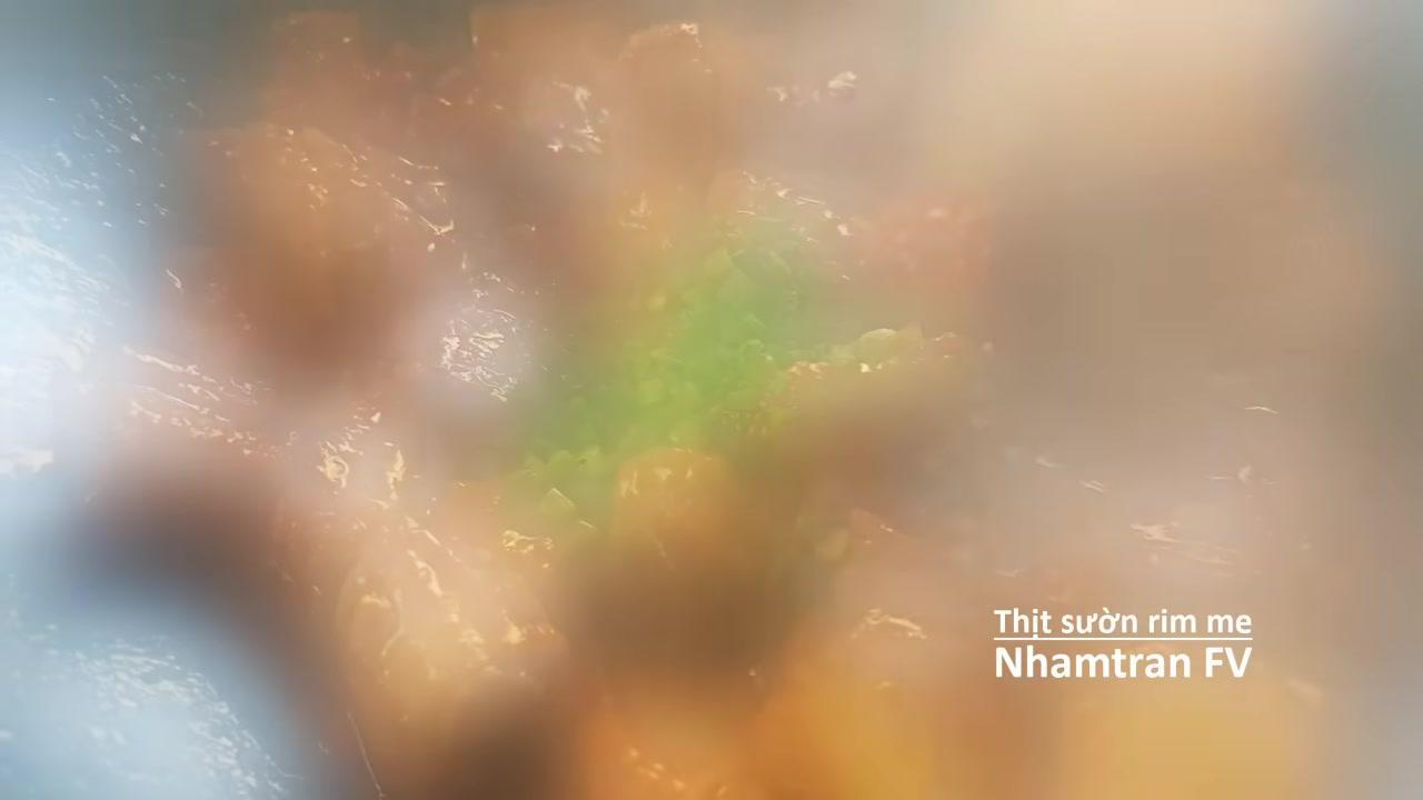 Thành phẩm sườn rim me với lớp sốt bóng sánh, sườn mềm thấm vị, rắc thêm hành lá và ớt băm.