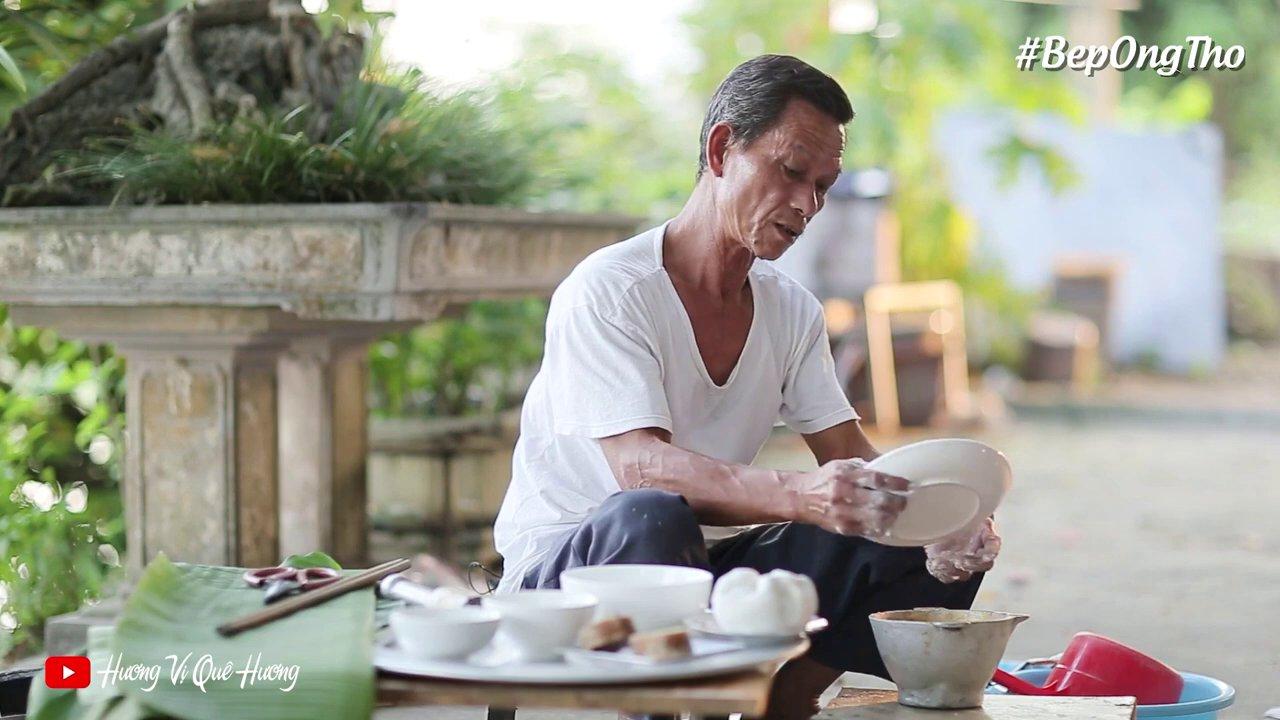Bì lợn sau khi luộc chín và ngâm nước đá, sẵn sàng để thái.