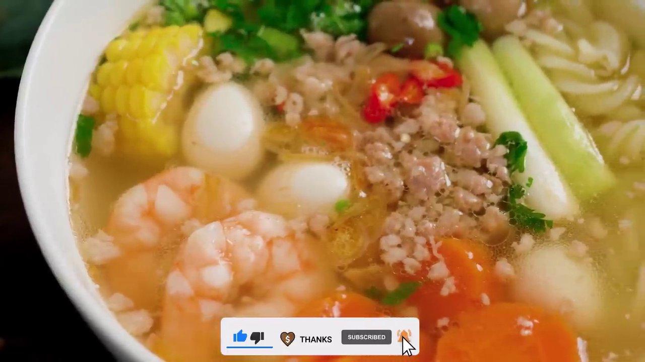 Tô nui thịt bằm nóng hổi với nước dùng đậm đà, đầy đủ topping hấp dẫn.