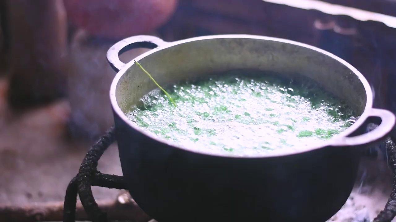 Khổ qua được ngâm với đường theo từng đợt.