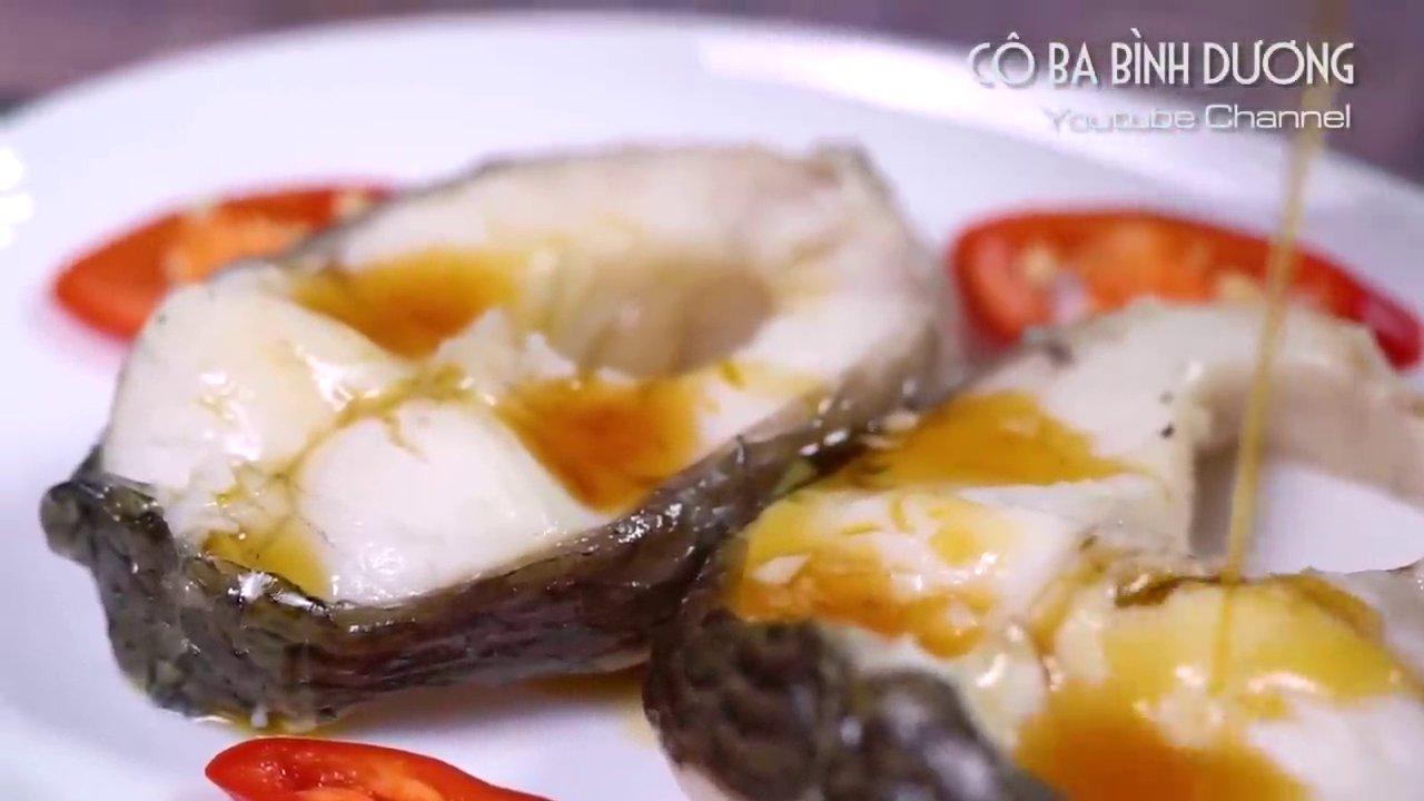 Nồi canh chua hoàn thiện với màu sắc bắt mắt từ cà chua, đậu bắp, rau thơm xanh mướt.