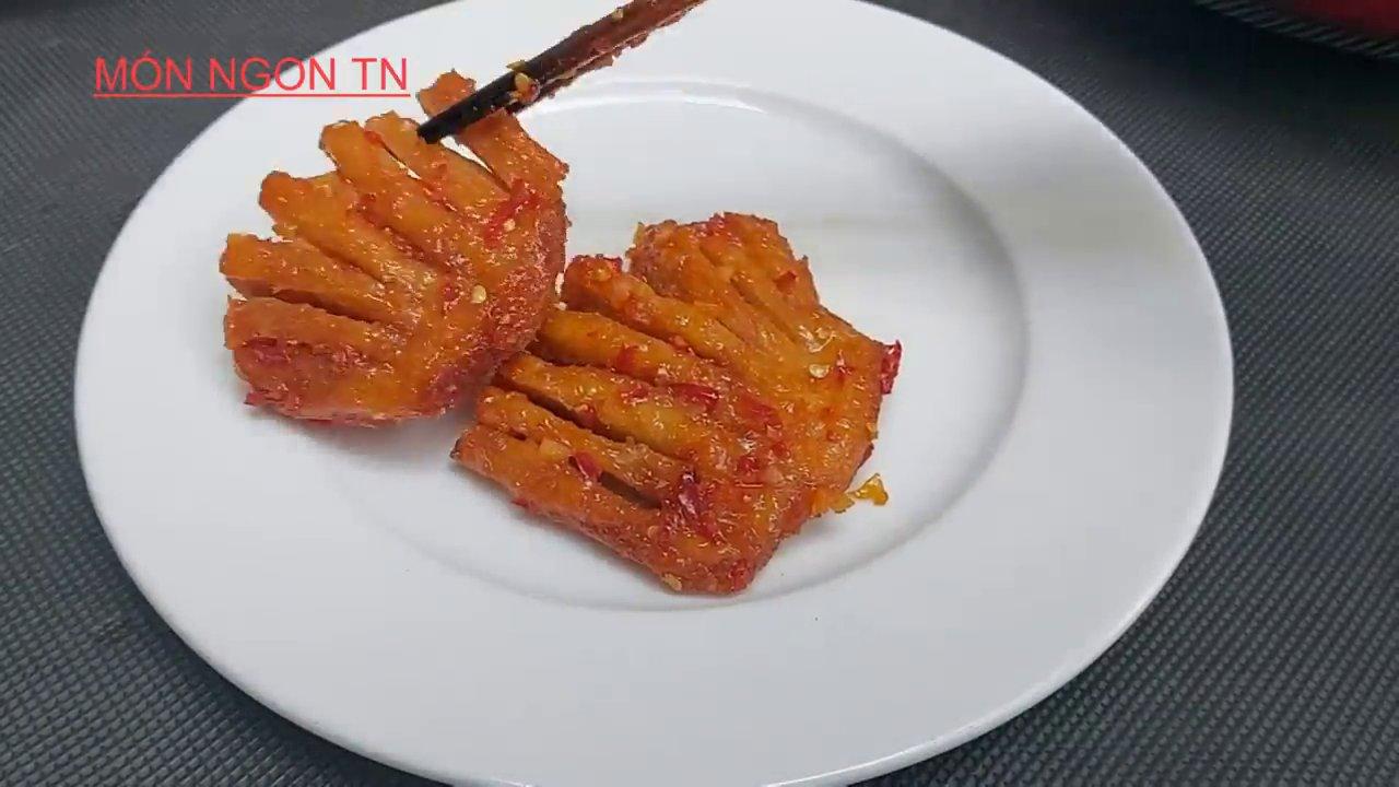 Sườn non chiên giòn được áp đều với sốt sả ớt đậm đà, sánh sệt.