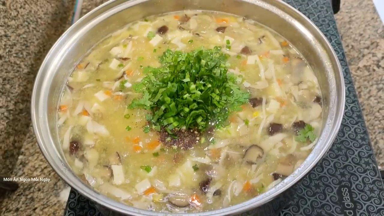 Rắc hành lá, ngò rí và dầu mè lên bề mặt tô xúp bắp chay nóng hổi, thơm phức trước khi thưởng thức.