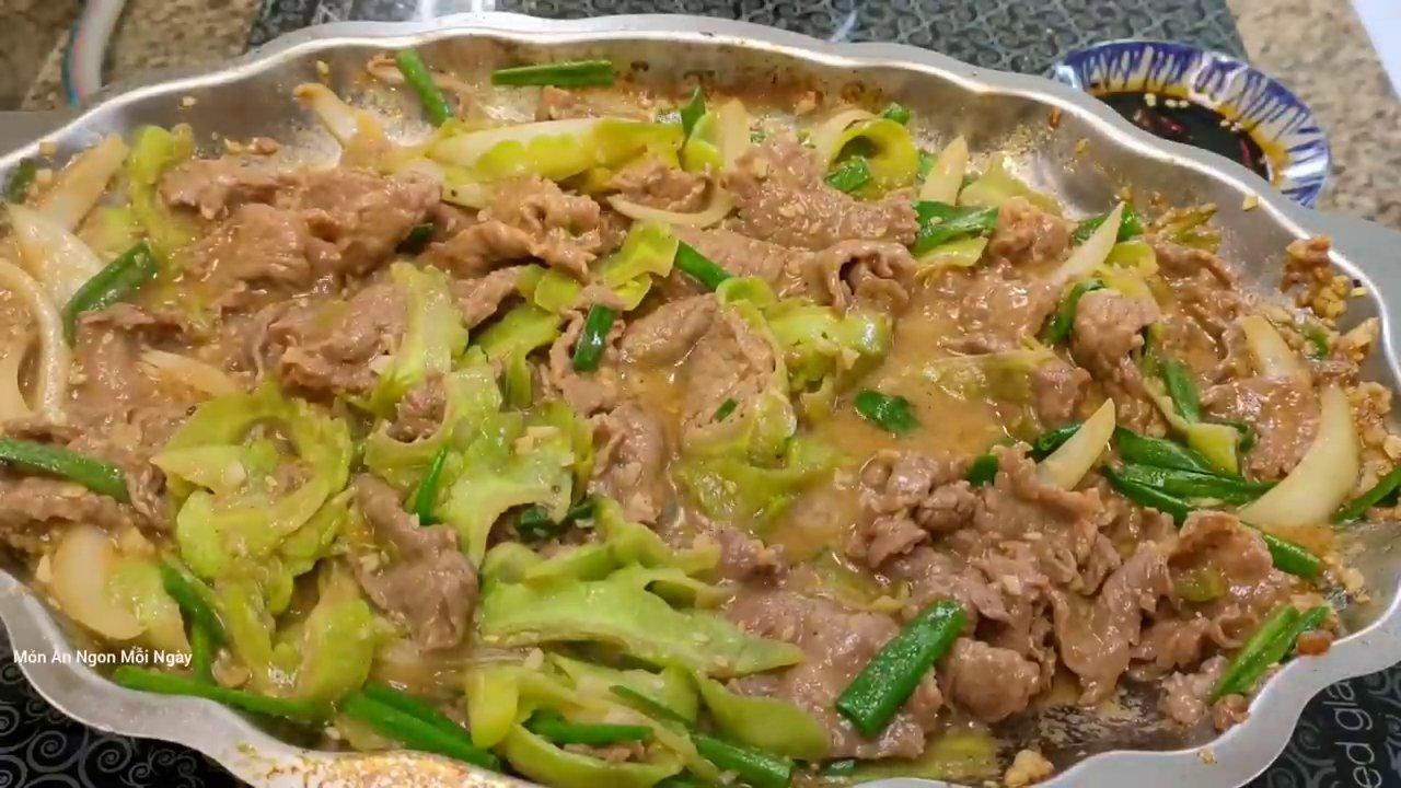 Thành phẩm món bò nế nóng hổi, thơm phức, bày ra đĩa trông vô cùng hấp dẫn và đưa cơm.