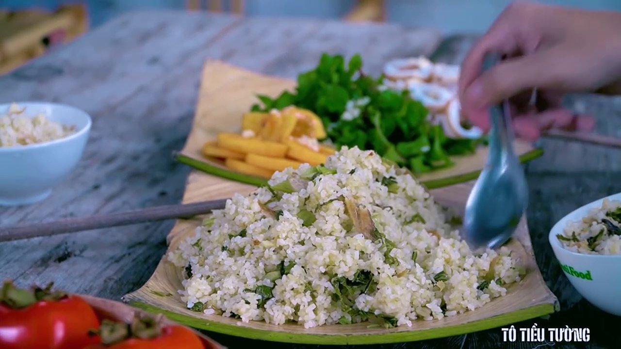 Mâm cơm gia đình ấm cúng với đĩa hồng giòn và hồng mềm được bày biện đẹp mắt, sẵn sàng để thưởng thức.