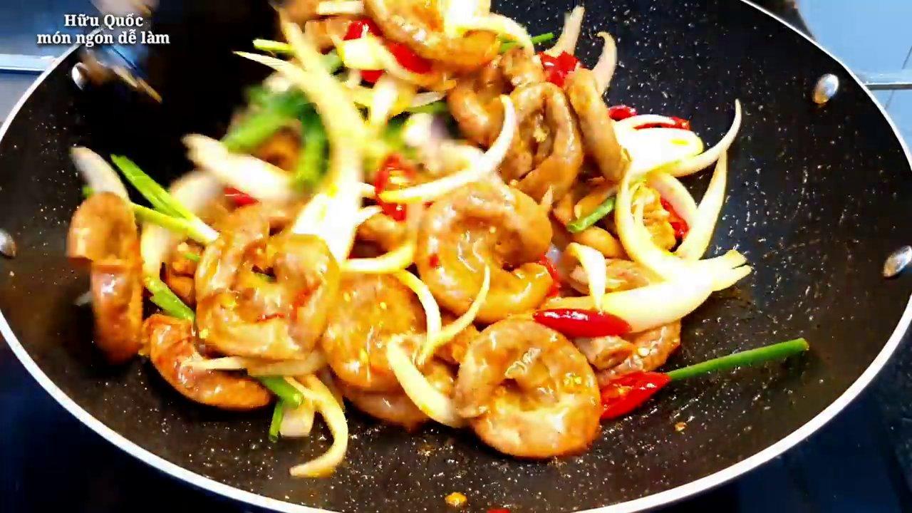 Nguyên liệu chính cho món phèo chiên nước mắm: phèo lợn tươi và các loại gia vị đặc trưng.