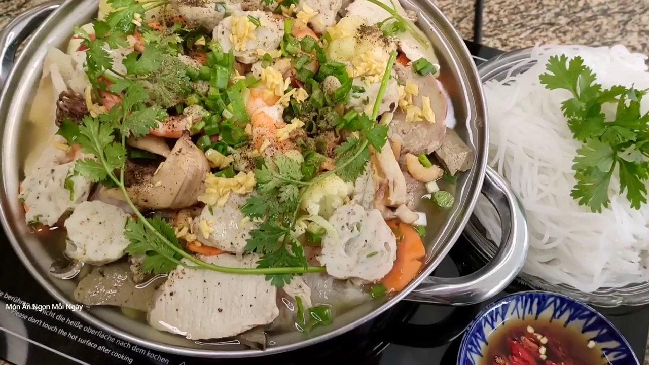 Nồi lẩu cua lồng hoàn chỉnh với đầy đủ lòng, hải sản, rau củ, được rưới dầu hành tỏi thơm lừng.