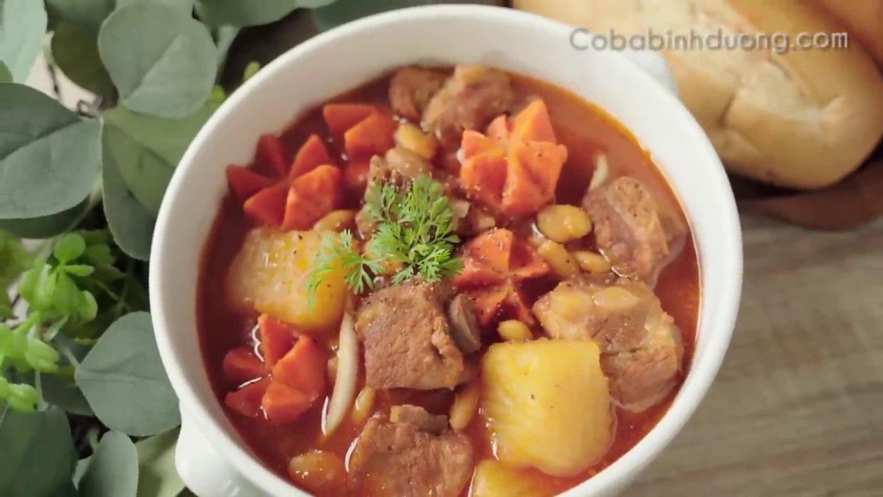 Món ragu sườn hoàn chỉnh với màu sắc đỏ cam hấp dẫn, nước sốt sánh nhẹ.