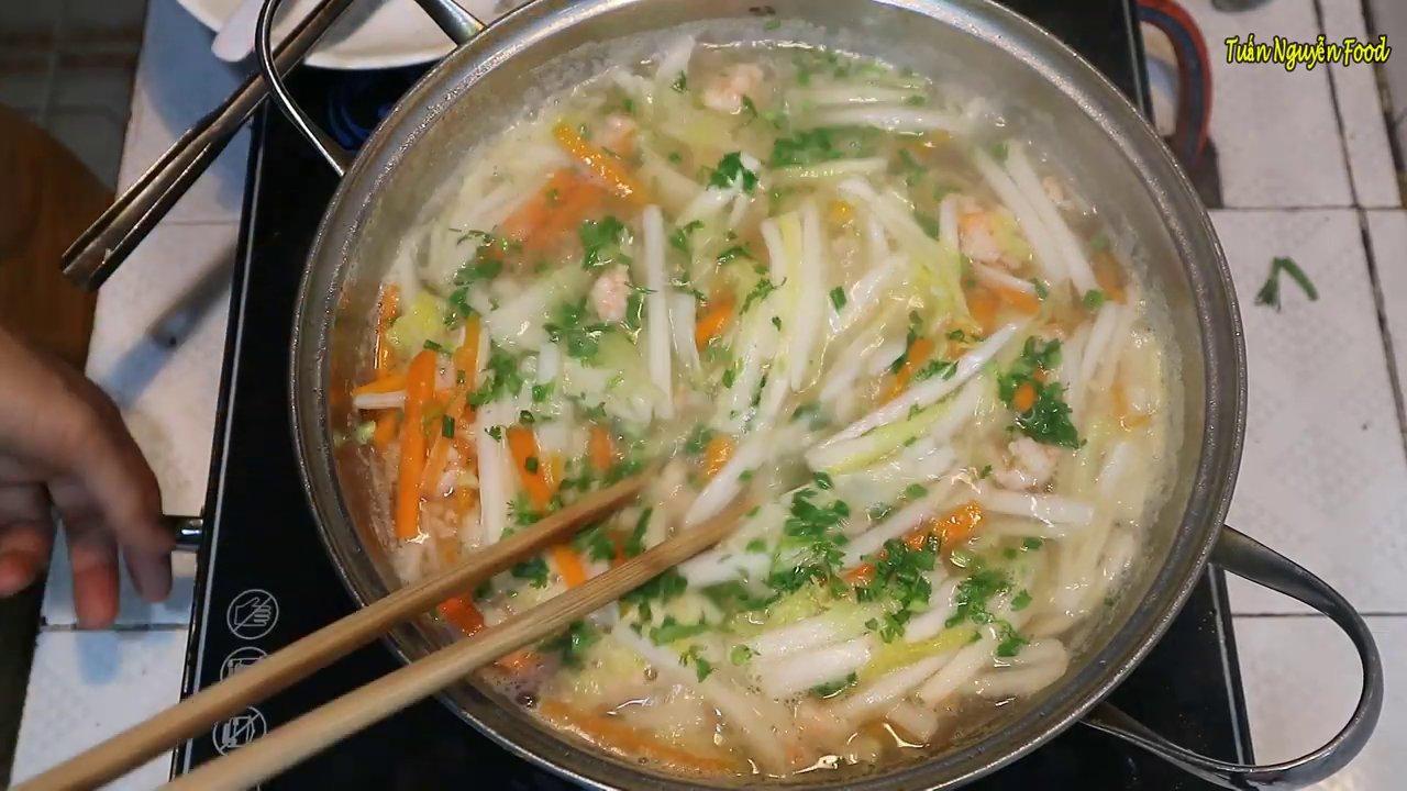 Cho cải thảo vào nồi canh - bước cuối cùng để có món canh thanh mát.