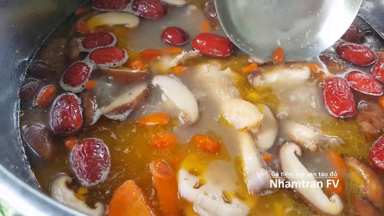 Nồi gà tim hạc xean táo đỏ nóng hổi, thơm lừng với đầy đủ màu sắc của các nguyên liệu bổ dưỡng, sẵn sàng để múc ra tô.