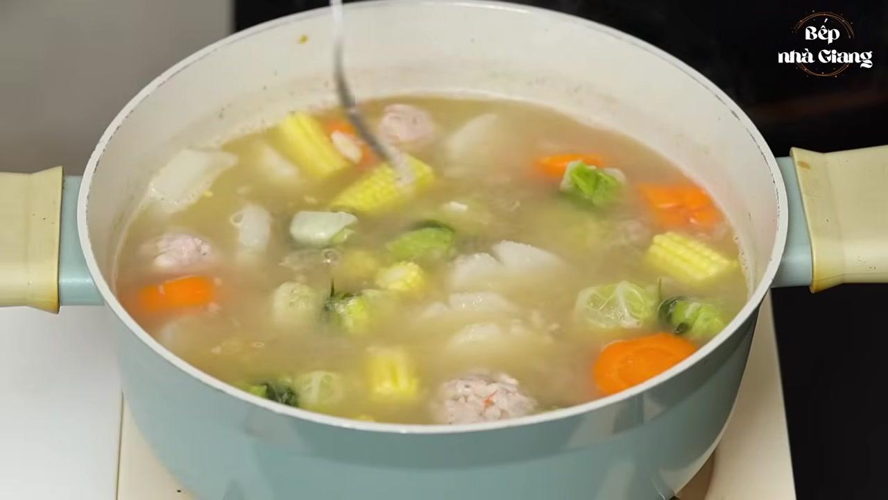 Những cuốn đậu hủ lá lốt vàng ươm, giòn rụm được bày ra đĩa trông vô cùng hấp dẫn.