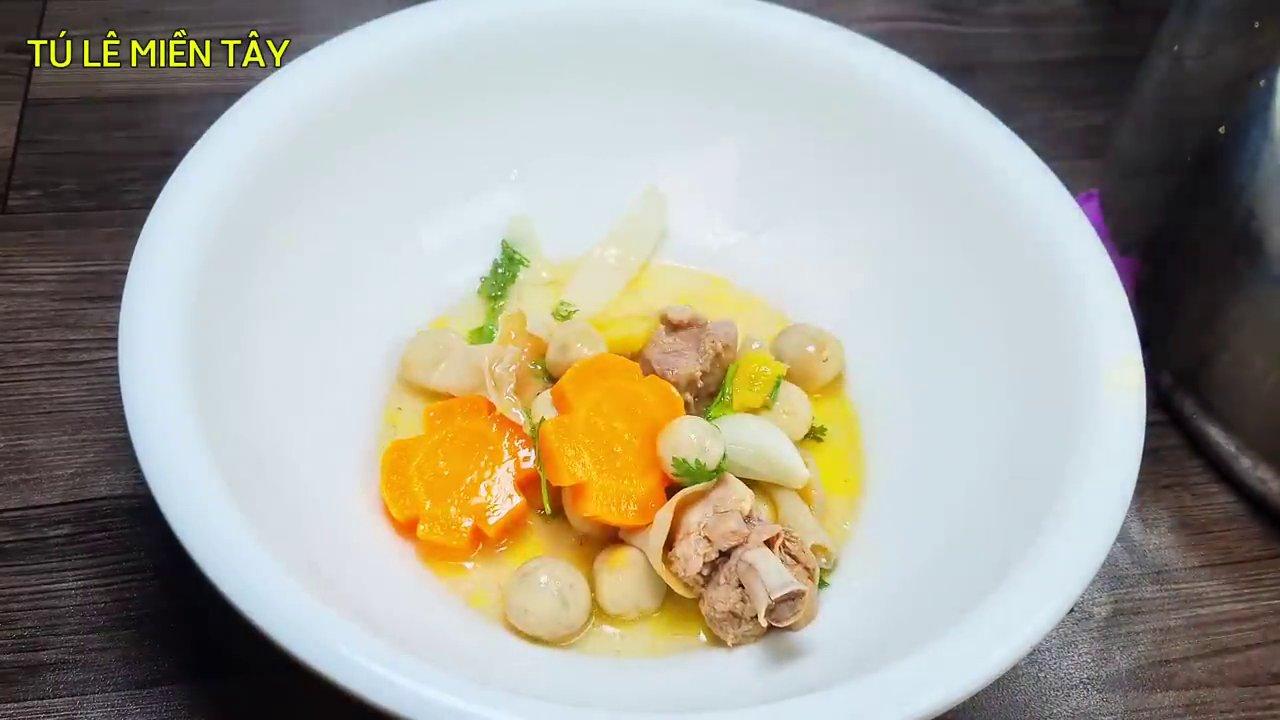 Tô vịt nấu khế hoàn chỉnh với thịt vịt mềm, nước lèo trong, ăn kèm bún tươi và rau thơm, một món ăn hoàn hảo cho bữa cơm sum vầy.