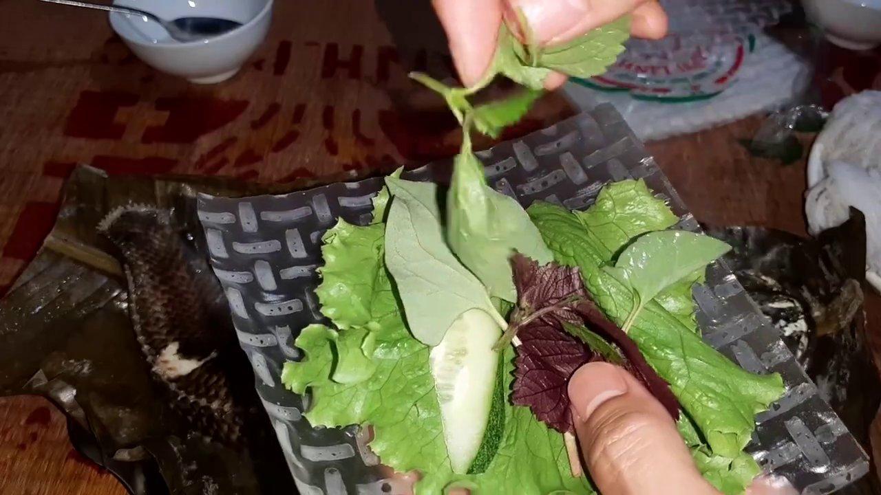 Thành phẩm cá lóc hấp lá chuối thơm lừng, ăn kèm rau sống và nước chấm đậm đà.