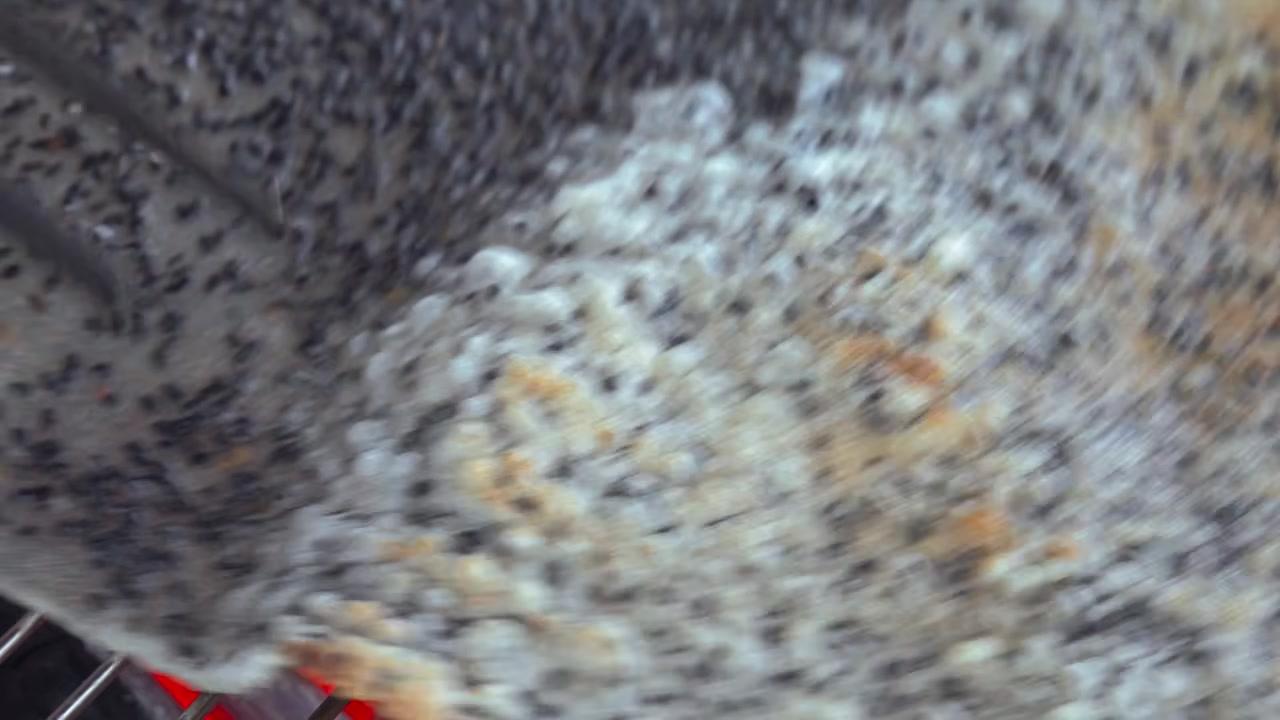 Bánh tráng được nướng vàng giòn trên bếp than, một món ăn kèm không thể thiếu với mì Quảng.