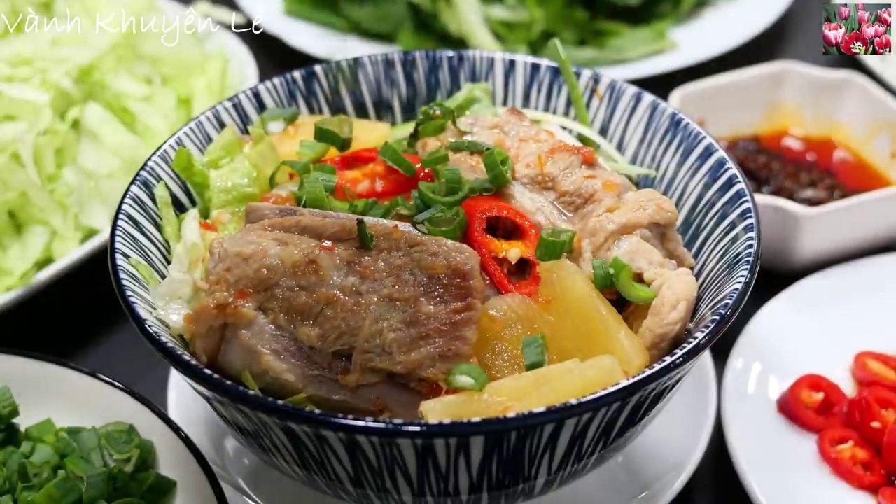 Tô bún sườn nấu thơm hoàn chỉnh với sườn mềm, nước dùng trong veo, thơm ngọt và đầy đủ rau sống ăn kèm.