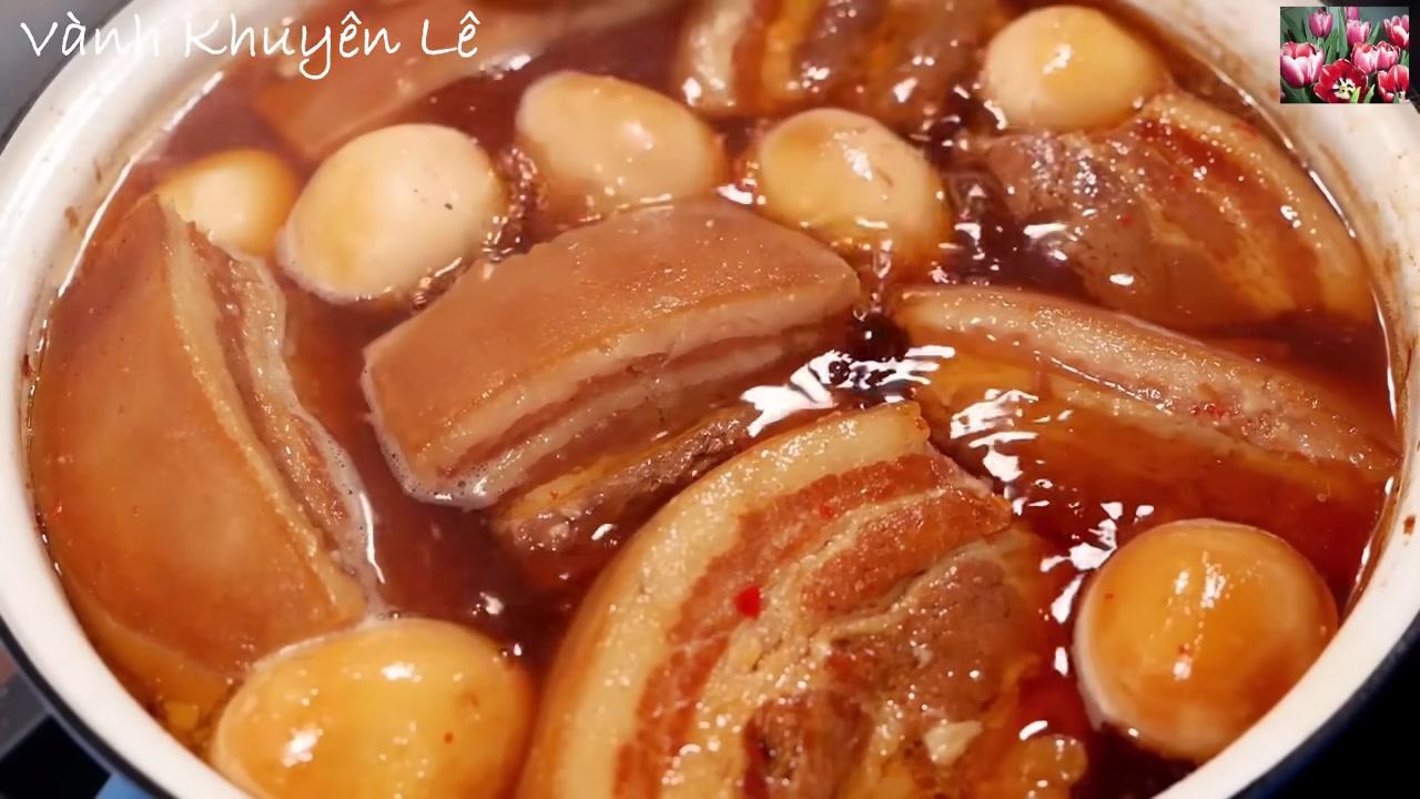 Thành phẩm nồi thịt kho tàu với thịt mềm rục, trứng thấm vị, màu nâu đỏ bắt mắt và nước kho sánh sệt.