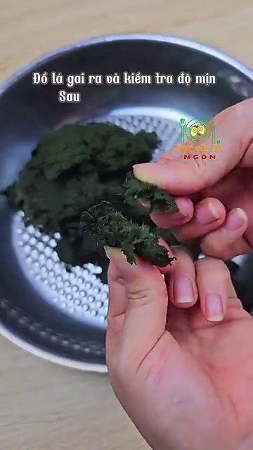 Trộn bột nếp với bột lá gái đã xay nhuyễn.