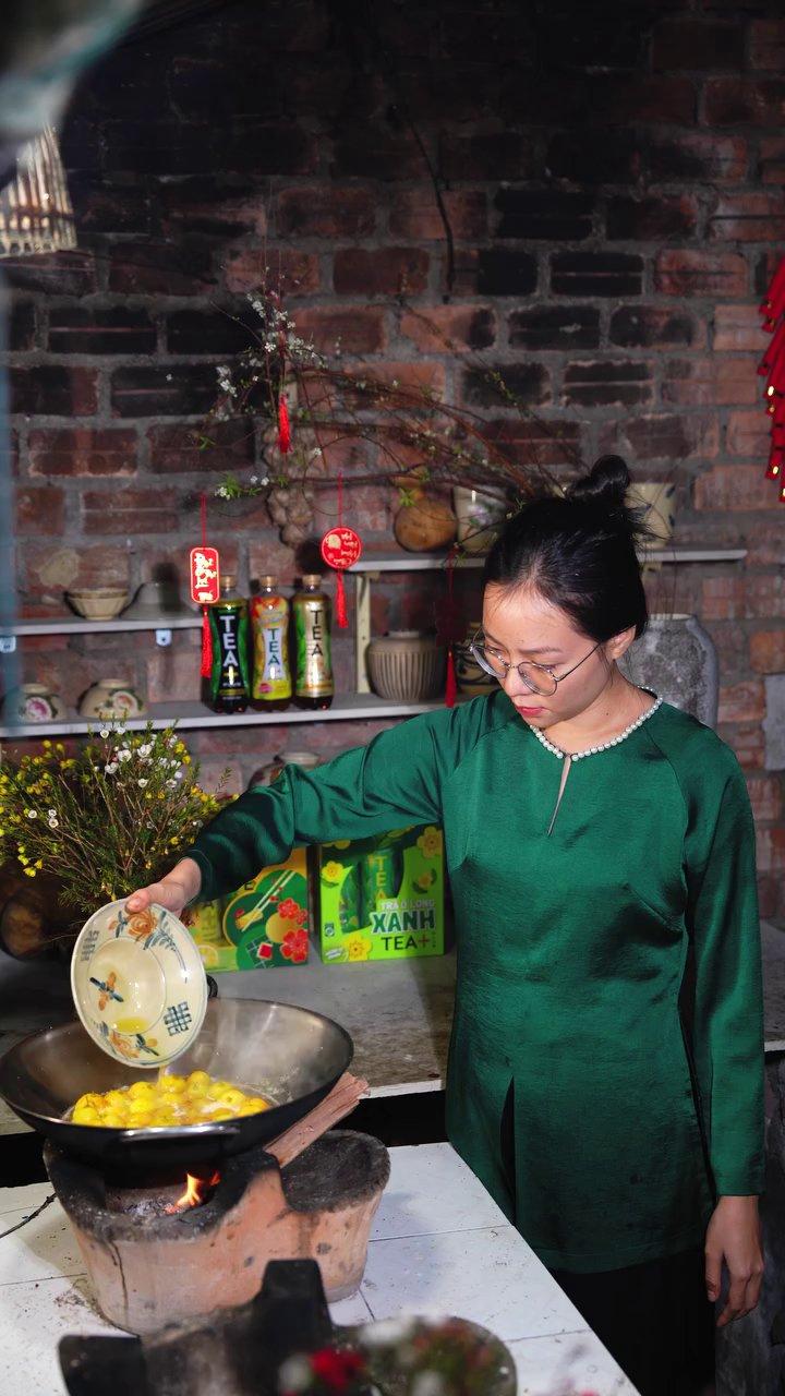 Mứt tắc vàng ươm và mứt dừa hoa cúc thành phẩm được bày ra đĩa.