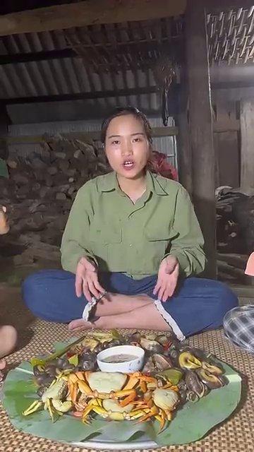 Mâm ốc và cua đã chín, bốc hơi nghi ngút, sẵn sàng để thưởng thức.