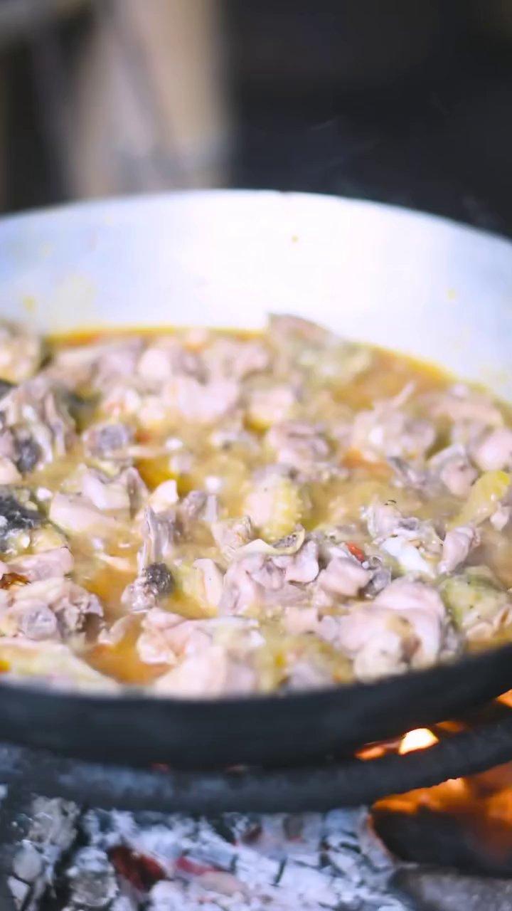 Món cà khô thấm vị được trộn đều với thịt gà xào thấm đẫm gia vị, tạo nên một tổng thể hài hòa.