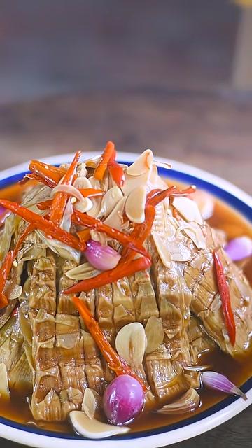 Thành phẩm hũ măng ngâm xì dầu sánh đậm, sẵn sàng cho bữa ăn.