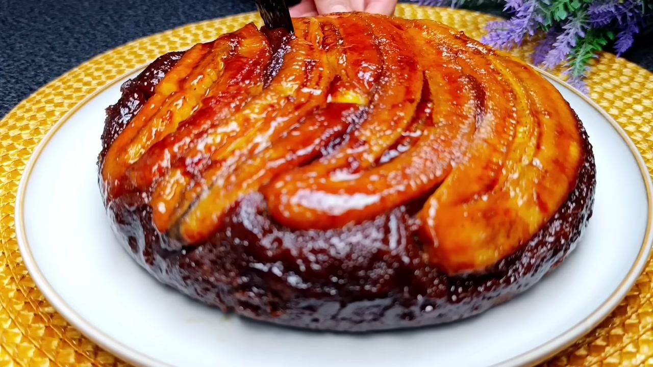 Thành phẩm là một chiếc bánh socola hoàn chỉnh, màu nâu đậm hấp dẫn, được bày trên đĩa, sẵn sàng để thưởng thức.