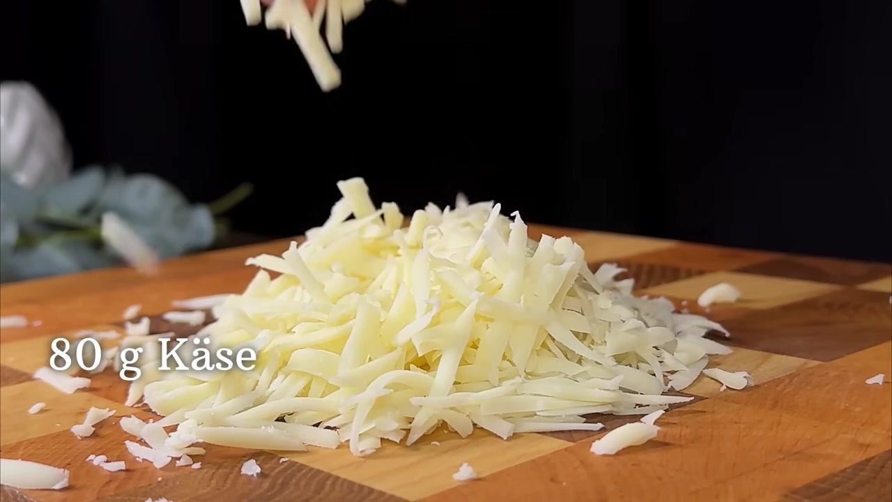 Khoảnh khắc hỗn hợp trứng rau được đổ đều lên trên lớp khoai tây đã chín vàng trong chảo, tạo nên một tổng thể đầy màu sắc và hứa hẹn hương vị tuyệt vời.