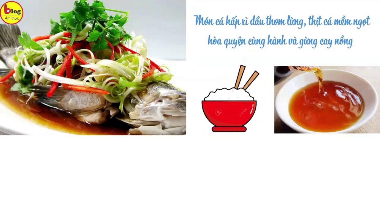 Con cá chép được hấp chín tới, rưới xì dầu thơm, trên mặt rắc đầy hành lá và gừng thái chỉ.