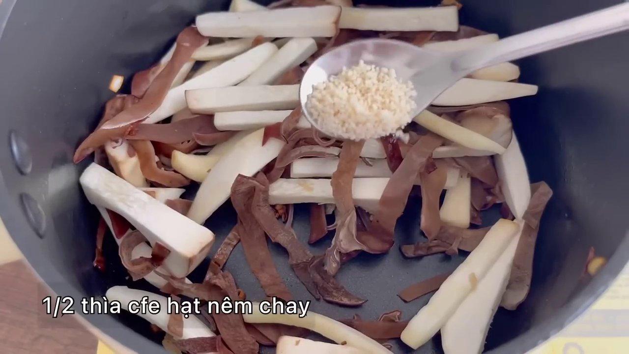 Thành phẩm món gỏi thập cẩm chay được trình bày đẹp mắt với đậu phộng rang và rau thơm.