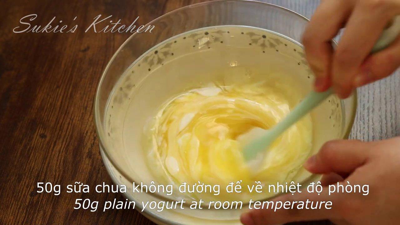 Rót nhẹ nhàng lớp mặt chanh dây trong suốt lên trên phần mousse đã đông.