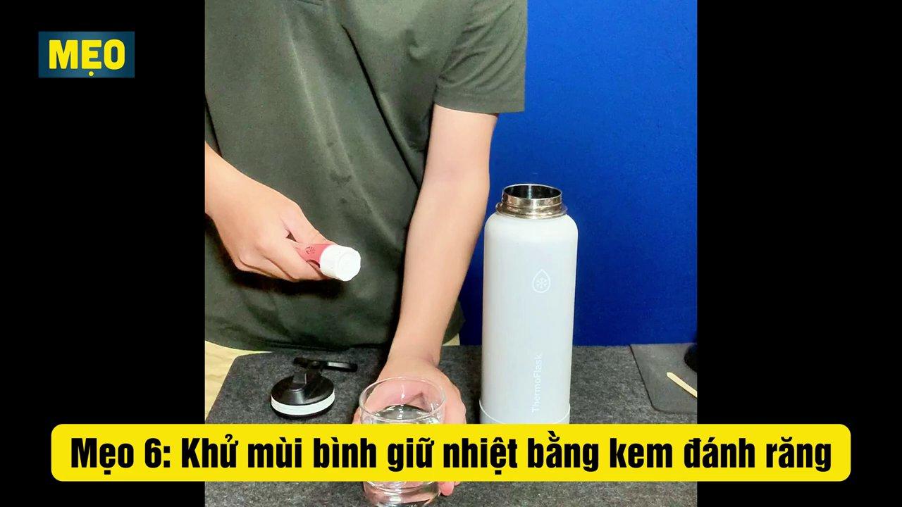 Hỗn hợp kem đánh răng và nước ấm được lắc mạnh trong bình giữ nhiệt để khử sạch mùi.